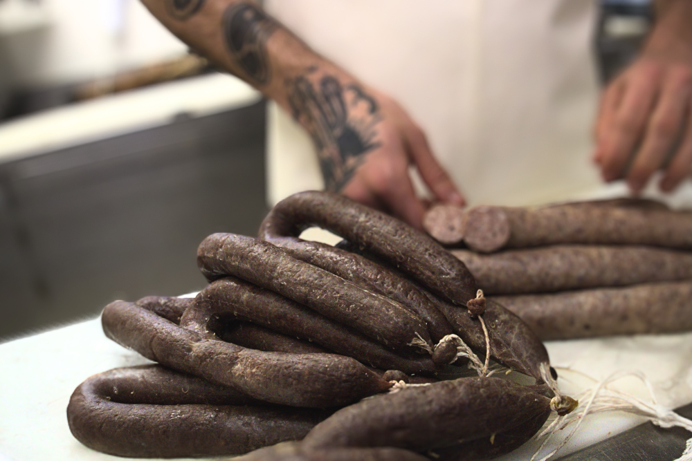 Elaboració artesana de tota classe d'embotits